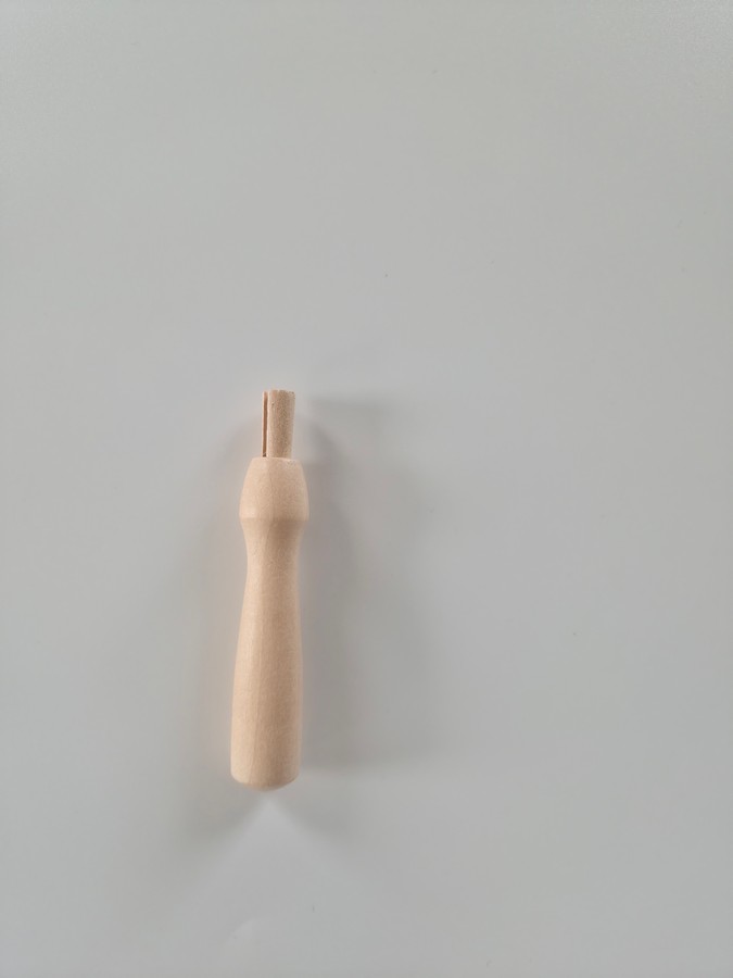 Medinis vėlimo adatos laikiklis